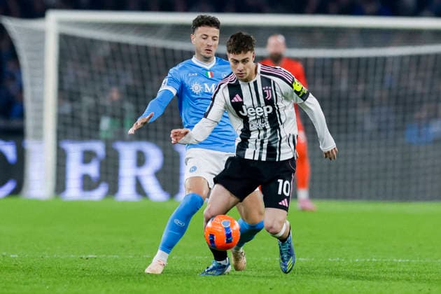 SSC Napoli vs Juventus Napoli s Kosovar defender Amir Rrahmani challenges for the ball with juventus Turkish forward Kenan YÄ±ldÄ±z during the Serie A football match between SSC Napoli vs Juventus at the Diego Armando Maradona Stadium in Naples, on December 07, 2025. _BPH4572_1 Copyright: xAntonioxBalascox