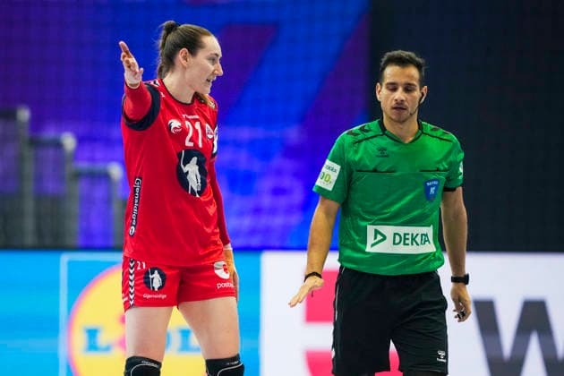 Women s Handball World Championship 2025 Norway Brazil Dortmund, Germany 20251207 Norway s Ingvild Kristiansen Bakkerud in discussion with the referee during the intermediate round of the Women s Handball World ChampionshipIn the Women s Handball World Championship between Norway and Brazil in the SWT Arena Photo Beate Oma Dahle NTB Dortmund Germany EDITORIAL USE ONLY RESTRICTED USE FOR BETTING COMPANIES  Copyright: xBeatexOmaxDahlex xNTBx
