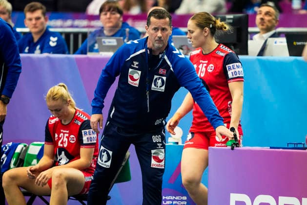 Women s Handball World Championship 2025 Norway Brazil Dortmund, Germany 20251207 Norway s coach Ole Gustav Gjekstad during the intermediate round of the Women s Handball World Championship between Norway and Brazil in the SWT Arena Photo Beate Oma Dahle NTB Dortmund Germany EDITORIAL USE ONLY RESTRICTED USE FOR BETTING COMPANIES  Copyright: xBeatexOmaxDahlex xNTBx