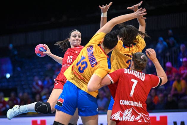 Netherlands, Handball, Womens World Championship 2025, Switzerland vs. Romania, 07 12 2025, Ahoy Arena, Rotterdam, Netherlands, Norma Goldmann Switzerland, 15 throws over the Romanian defensive block Copyright: xMarkusxVerwimpx