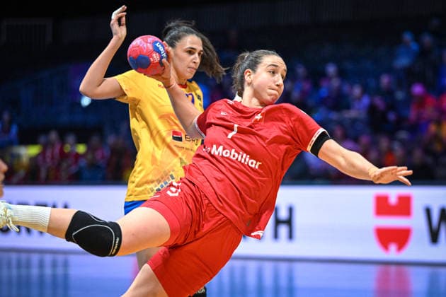 Netherlands, Handball, Womens World Championship 2025, Switzerland vs. Romania, 07 12 2025, Ahoy Arena, Rotterdam, Netherlands, Goal throw Tabea Schmid Switzerland, 7 in front of Lorena Gabriela Ostase Romania, 27 Copyright: xMarkusxVerwimpx