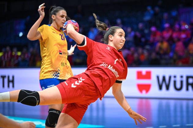 Netherlands, Handball, Womens World Championship 2025, Switzerland vs. Romania, 07 12 2025, Ahoy Arena, Rotterdam, Netherlands, Goal throw Tabea Schmid Switzerland, 7 vs. Lorena Gabriela Ostase Romania, 27 Copyright: xMarkusxVerwimpx