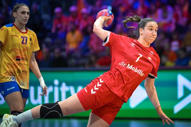 Netherlands, Handball, Womens World Championship 2025, Switzerland vs. Romania, 07 12 2025, Ahoy Arena, Rotterdam, Netherlands, Tabea Schmid Switzerland, 7 on goal throw Copyright: xMarkusxVerwimpx