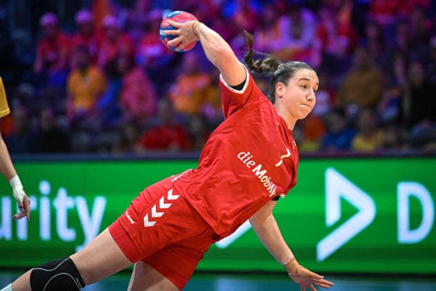 Netherlands, Handball, Womens World Championship 2025, Switzerland vs. Romania, 07 12 2025, Ahoy Arena, Rotterdam, Netherlands, Tabea Schmid Switzerland, 7 on goal throw Copyright: xMarkusxVerwimpx