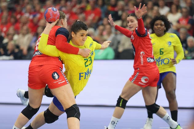 Norway Brazil, IHF Womens Handball World Championship Giulia Guarieiro Brazil, 23 is stopped by Live Rushfeldt Deila Norway, 8 3 main round match of the Womens Handball World Championship between Norway and Brazil on December 7, 2025 at the Westfalenhalle in Dortmund , Dortmund Nordrhein Westfalen Germany Westfalenhalle