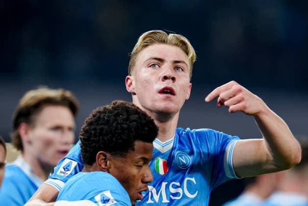 SSC Napoli v Juventus FC - Serie A Enilive Rasmus Hojlund of SSC Napoli celebrates with David Neres after scoring first goal during the serie Serie A Enilive match between SSC Napoli and Juventus FC at Stadio Diego Armando Maradona on December 7, 2025 in Naples, Italy Naples Stadio Diego Armando Maradona Naples Italy Copyright: xGiuseppexMaffiax 251207_SerieA_Napoli-Juventus_06836