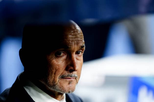 SSC Napoli v Juventus FC - Serie A Enilive Luciano Spalletti Head Coach of Juventus FC looks on during the serie Serie A Enilive match between SSC Napoli and Juventus FC at Stadio Diego Armando Maradona on December 7, 2025 in Naples, Italy Naples Stadio Diego Armando Maradona Naples Italy Copyright: xGiuseppexMaffiax 251207_SerieA_Napoli-Juventus_05548