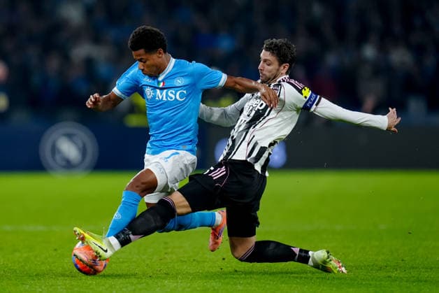SSC Napoli v Juventus FC - Serie A Enilive Manuel Locatelli of Juventus FC and David Neres of SSC Napoli compete for the ball during the serie Serie A Enilive match between SSC Napoli and Juventus FC at Stadio Diego Armando Maradona on December 7, 2025 in Naples, Italy Naples Stadio Diego Armando Maradona Naples Italy Copyright: xGiuseppexMaffiax 251207_SerieA_Napoli-Juventus_05965
