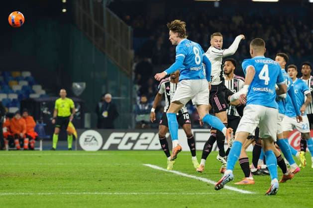 Napoli s Scott McTominay during the Serie A soccer match between Napoli and Juventus at the Diego Armando Maradona Stadium in Naples, southern italy - Saturday , December 07 , 2025. - Soccer .  Copyright: xAlessandroxGarofalo LaPressex