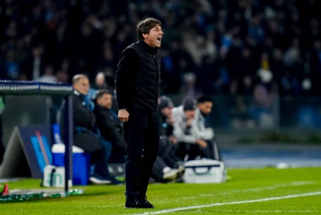 SSC Napoli v Juventus FC - Serie A Enilive Antonio Conte Head Coach of SSC Napoli yells during the serie Serie A Enilive match between SSC Napoli and Juventus FC at Stadio Diego Armando Maradona on December 7, 2025 in Naples, Italy Naples Stadio Diego Armando Maradona Naples Italy Copyright: xGiuseppexMaffiax 251207_SerieA_Napoli-Juventus_08245