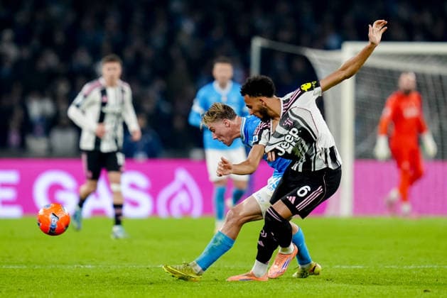 SSC Napoli v Juventus FC - Serie A Enilive Rasmus Hojlund of SSC Napoli and Lloyd Kelly of Juventus FC compete for the ball during the serie Serie A Enilive match between SSC Napoli and Juventus FC at Stadio Diego Armando Maradona on December 7, 2025 in Naples, Italy Naples Stadio Diego Armando Maradona Naples Italy Copyright: xGiuseppexMaffiax 251207_SerieA_Napoli-Juventus_08809