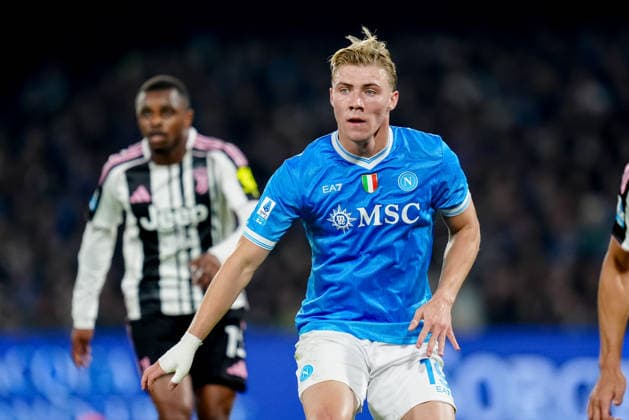 SSC Napoli v Juventus FC - Serie A Enilive Rasmus Hojlund of SSC Napoli looks on during the serie Serie A Enilive match between SSC Napoli and Juventus FC at Stadio Diego Armando Maradona on December 7, 2025 in Naples, Italy Naples Stadio Diego Armando Maradona Naples Italy Copyright: xGiuseppexMaffiax 251207_SerieA_Napoli-Juventus_09240
