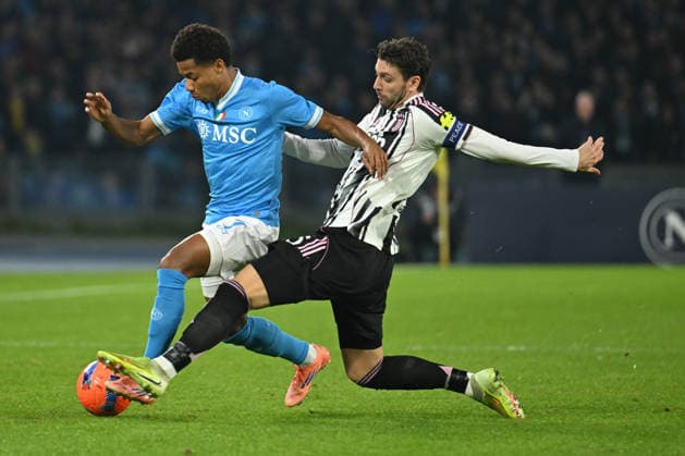 Manuel Locatelli of Juventus FC competes for the ball with David Neres of SSC Napoli during the Serie A Enilive match between SSC Napoli vs Juventus FC at Diego Armndo Maradona Stadium  Copyright: xAgostinoxGemito IPAxSportx xipa-agency.netx xx IPA_68891817 IPA_Agency_IPA68891817