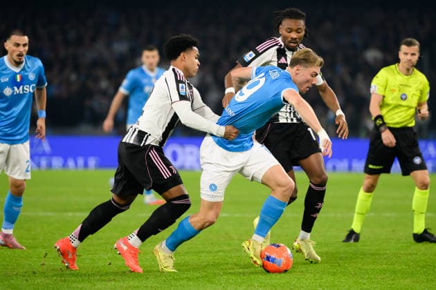 Weston McKennie of Juventus FC, Rasmus Hojlund of SSC Napoli and Khephren Thuram of Juventus FC compete for the ball during the Serie A 2025 2026 football match between SSC Napoli and Juventus FC at Diego Armando Maradona stadium in Naples (Italy), December 7, 2025. andreaxstaccioli