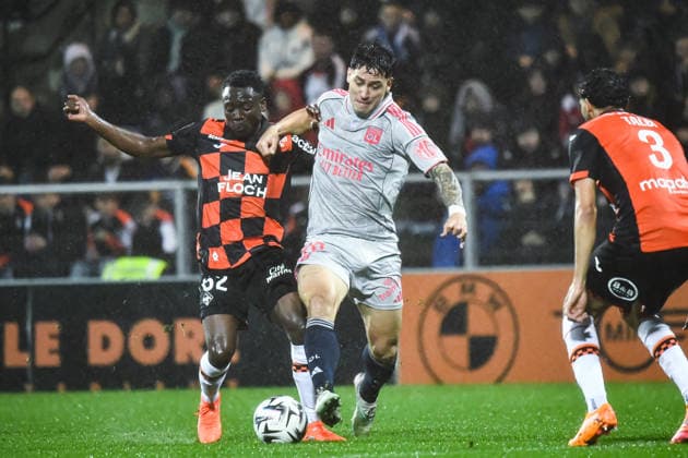 FOOTBALL : FC Lorient vs Olympique Lyonnais - Ligue 1 - JournÃ e 15 - 07 12 2025 Martin Satriano (OL) Arthur Avom (FC Lorient) LorientFrance  Copyright: xBaptistexAutissierx