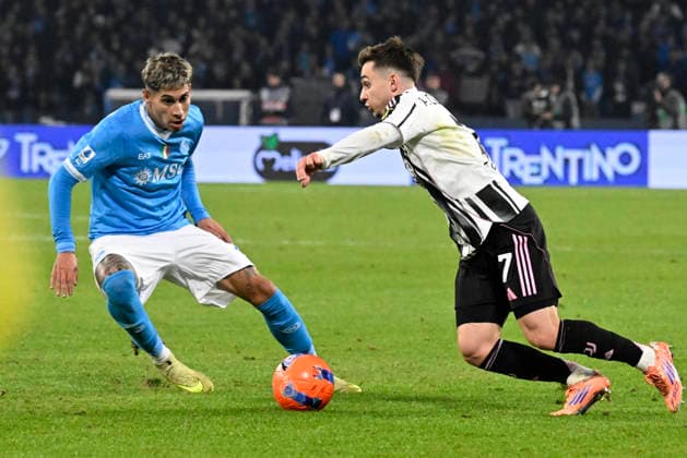 December 7, 2025, Napoli, Italy: Napoli™s defender Mathias Olivera (L) and Juventus™ midfielder Francisco Conceicao in action during the Italian Serie A soccer match SSC Napoli vs Juventus FC at Diego Armando Maradona stadium in Naples, Italy, 7 December 2025. ANSA CIRO FUSCO Serie A: SSC Napoli Vs Juventus FC  - ZUMAa110 20251207_zaf_a110_065 Copyright: xCiroxFuscox
