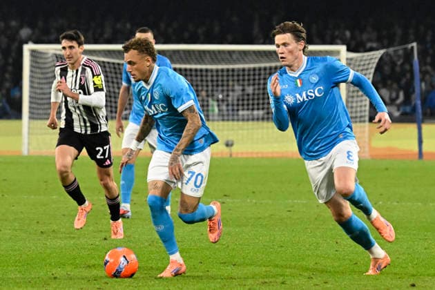 December 7, 2025, Napoli, Italy: Napoli™s forward Noa Lang (L) and Napoli™s midfielder Scott McTominay in action during the Italian Serie A soccer match SSC Napoli vs Juventus FC at Diego Armando Maradona stadium in Naples, Italy, 7 December 2025. ANSA CIRO FUSCO Serie A: SSC Napoli Vs Juventus FC  - ZUMAa110 20251207_zaf_a110_068 Copyright: xCiroxFuscox