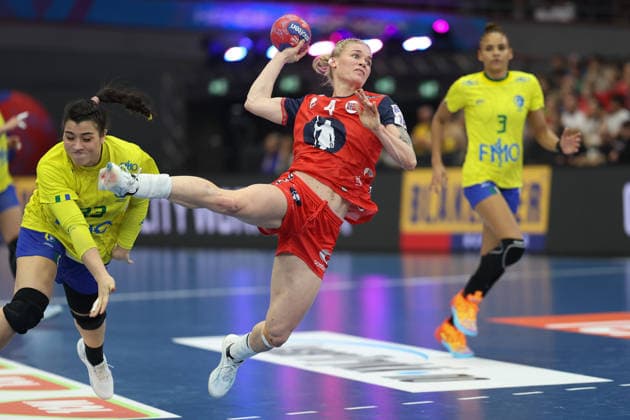 Norway Brazil, IHF Womens Handball World Championship Veronica Kristiansen Norway, 4 has beaten Giulia Guarieiro Brazil, 23 and throws into the goal 3 Main round match of the Womens Handball World Championship between Norway and Brazil on December 7, 2025 at the Westfalenhalle in Dortmund , Dortmund Nordrhein Westfalen Germany Westfalenhalle