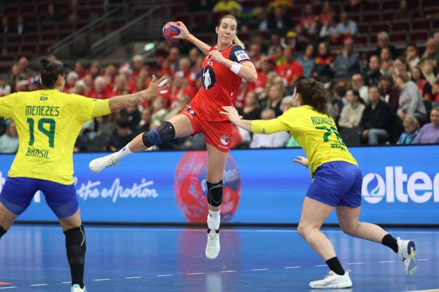Norway Brazil, IHF Womens Handball World Championship Kristine Breistol Norway, 14 against Milena Maria De Souza Menezes Brazil, 19 and Micaela Rodrigues da Silva Brazil, 28 3 Main round match of the Womens Handball World Championship between Norway and Brazil on December 7, 2025 at the Westfalenhalle in Dortmund , Dortmund Nordrhein Westfalen Germany Westfalenhalle