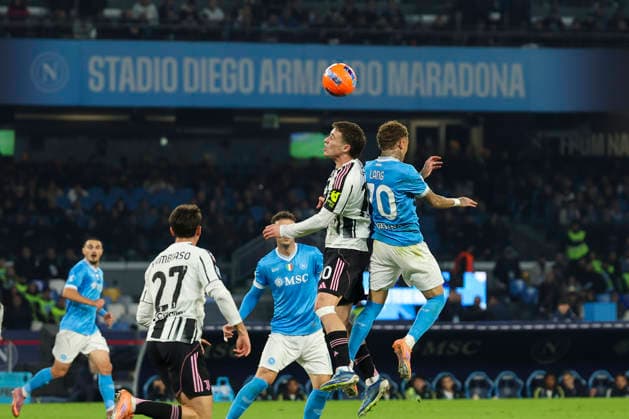 Juventus Kenan Yildiz, Napoli™s Noa Lang during the Serie A soccer match between Napoli and Juventus at the Diego Armando Maradona Stadium in Naples, southern italy - Saturday , December 07 , 2025. - Soccer .  Copyright: xAlessandroxGarofalo LaPressex
