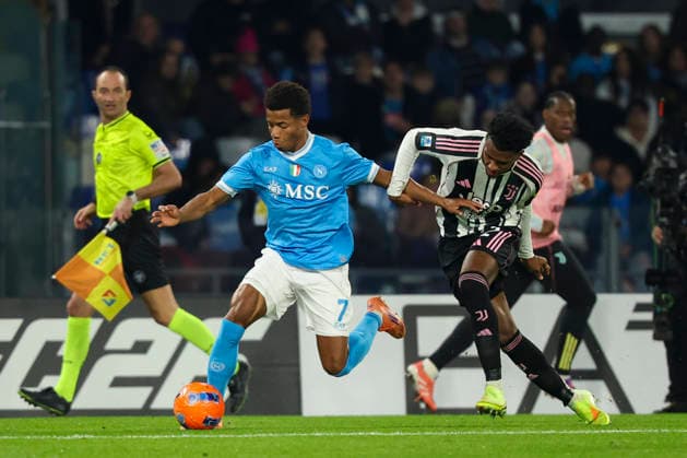 Napoli s David Neres, Juventus Juan Cabal during the Serie A soccer match between Napoli and Juventus at the Diego Armando Maradona Stadium in Naples, southern italy - Saturday , December 07 , 2025. - Soccer .  Copyright: xAlessandroxGarofalo LaPressex