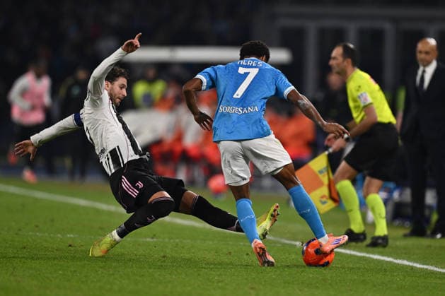 Manuel Locatelli of Juventus F.C. and David Neres of S.S.C. Napoli are in action during the 14th day of the Serie A Championship between S.S.C. Napoli and Juventus F.C. at the Diego Armando Maradona Stadium on December 7, 2025 in Naples, Italy.  Copyright: xDomenicoxCippitelli IPAxSportx xipa-agency.netx xx IPA_68893343 IPA_Agency_IPA68893343