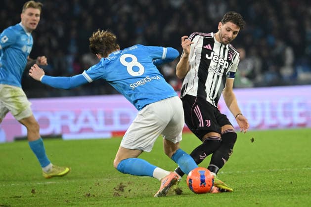 Manuel Locatelli of Juventus FC competes for the ball with Scott McTominay of SSC Napoli during the Serie A Enilive match between SSC Napoli vs Juventus FC at Diego Armndo Maradona Stadium  Copyright: xAgostinoxGemito IPAxSportx xipa-agency.netx xx IPA_68893451 IPA_Agency_IPA68893451