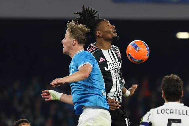 Rasmus Hojlund of SSC Napoli and Khephren Thuram of Juventus FC compete for the ball during the Serie A 2025 2026 football match between SSC Napoli and Juventus FC at Diego Armando Maradona stadium in Naples (Italy), December 07th, 2025. CesarexPurini