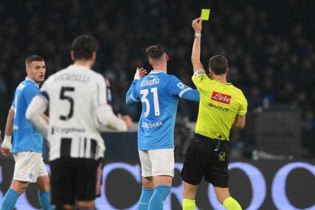 referee Federico La Penna issues a yellow card to Alessandro Buongiorno of S.S.C. Napoli during the match of 14th day of the Serie A Championship between S.S.C. Napoli and F.C.Juventus at the Maradona Stadium on Dec 7, 2025 in Naples, Italy. during SSC Napoli vs Juventus FC, Italian soccer Serie A match in Naples, Italy, December 07 2025  Copyright: xRobertoxRamaccia IPAxSportx xipa-agency.netx xx IPA_68893061 IPA_Agency_IPA68893061