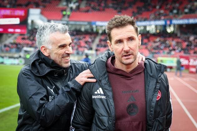 Co coach Danny Schwarz Spvgg Greuther Fuerth and head coach Miroslave Klose 1 FC Nuernberg welcome, 1 FC Nuernberg vs Spvgg Greuther Fuerth, Football, 2 Bundesliga, DFL, Saison 2025 2026, Hinrunde, 15 Spieltag, 07 12 2025 DFB regulations prohibit any use of photographs as image sequences and or quasi video Nuernberg Bayern Germany Copyright: xkolbert-press MartinxAgüerax