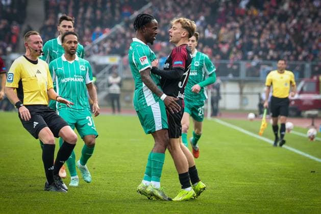 Noel Futkeu 9 Spvgg Greuther Fuerth and Tim Janisch 32 1FC Nuernberg clash, Referee Lars Erbst, left, intervenes energetically, with Julian Green 37 Spvgg Greuther Fuerth , 1 FC Nuernberg vs Spvgg Greuther Fuerth, Football, 2 Bundesliga, DFL, Season 2025 2026, First round, 15 Matchday, 07 12 2025 DFB regulations prohibit any use of photographs as image sequences and or quasi video Nuernberg Bayern Germany Copyright: xkolbert-press MartinxAgüerax
