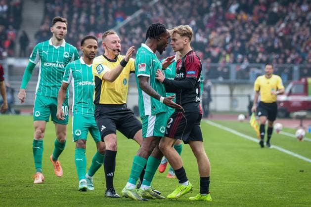 Noel Futkeu 9 Spvgg Greuther Fuerth and Tim Janisch 32 1FC Nuernberg clash, referee Lars Erbst, left, intervenes energetically, with Julian Green 37 Spvgg Greuther Fuerth and Branimir Hrgota 10 Spvgg Greuther Fuerth , 1 FC Nuernberg vs Spvgg Greuther Fuerth, Football, 2 Bundesliga, DFL, Saison 2025 2026, Hinrunde, 15 Spieltag, 07 12 2025 DFB regulations prohibit any use of photographs as image sequences and or quasi video Nuernberg Bayern Germany Copyright: xkolbert-press MartinxAgüerax