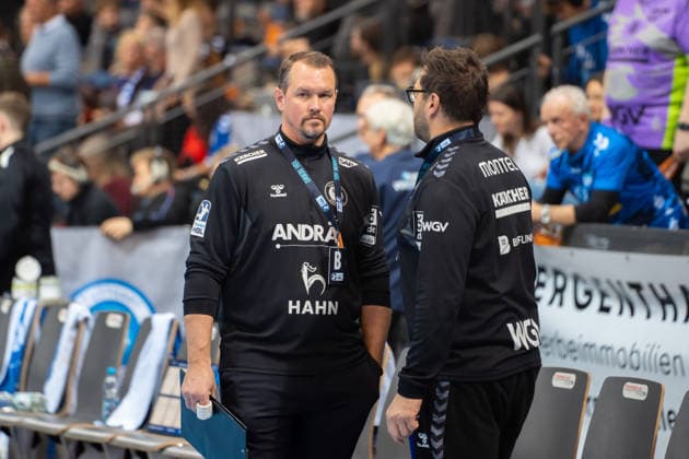 Handball I Men I Season 2025 2026 I Bundesliga I 15 Matchday I TVB Stuttgart SC DHfK Leipzig I 07 12 2025 Coach Misha Kaufmann TVB Stuttgart in conversation with goalkeeping coach Daniel Sdunek TVB Stuttgart Stuttgart Porsche Arena Baden Württemberg Germany Copyright: xLobeca MaxxPetershansx