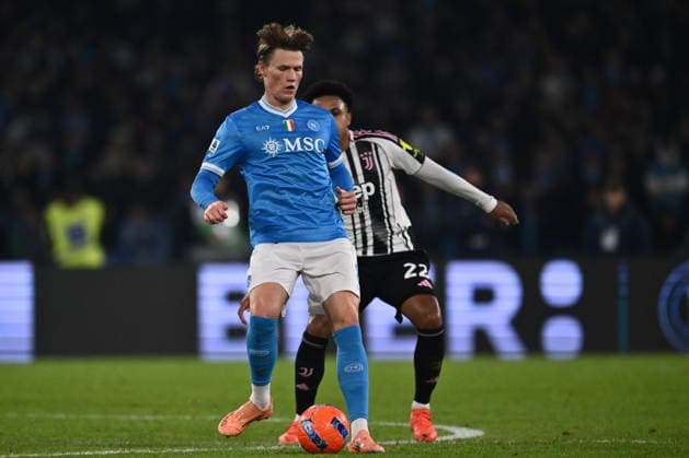 SSC Napoli v Juventus FC - Serie A Scott McTominay of S.S.C. Napoli and Weston McKennie of Juventus F.C. are in action during the 14th day of the Serie A Championship between S.S.C. Napoli and Juventus F.C. at the Diego Armando Maradona Stadium in Naples, Italy, on December 7, 2025. Naples Italy Italy  Copyright: xDomenicoxCippitellix originalFilename:cippitelli-sscnapol251207_np5gm.jpg
