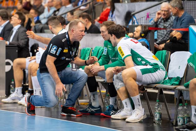 Handball I Men I Season 2025 2026 I Bundesliga I 15 Matchday I TVB Stuttgart SC DHfK Leipzig I 07 12 2025 Coach Frank Carstens SC DHfK Leipzig in conversation with Adam Lönn 15, SC DHfK Leipzig and Matej Klima 13, SC DHfK Leipzig Stuttgart Porsche Arena Baden Württemberg Germany Copyright: xLobeca MaxxPetershansx