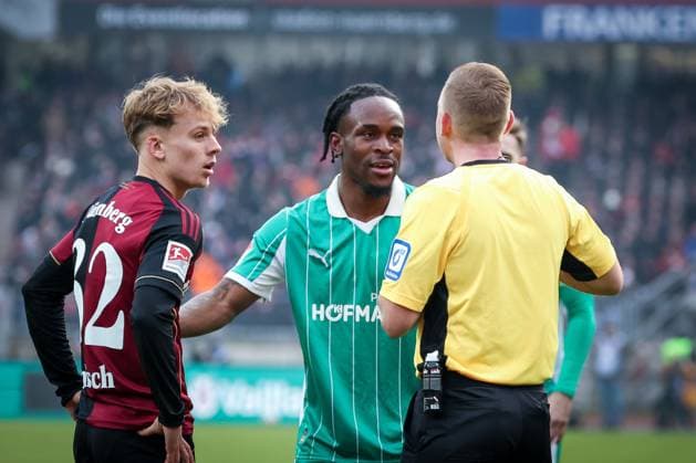 Referee Referee Lars Erbst admonishes Tim Janisch 32 1FC Nuernberg and Noel Futkeu 9 Spvgg Greuther Fuerth with a yellow card, 1 FC Nuernberg vs Spvgg Greuther Fuerth, Football, 2 Bundesliga, DFL, Season 2025 2026, Hinrunde, 15 Matchday, 07 12 2025 DFB regulations prohibit any use of photographs as image sequences and or quasi video Nuernberg Bayern Germany Copyright: xkolbert-press MartinxAgüerax