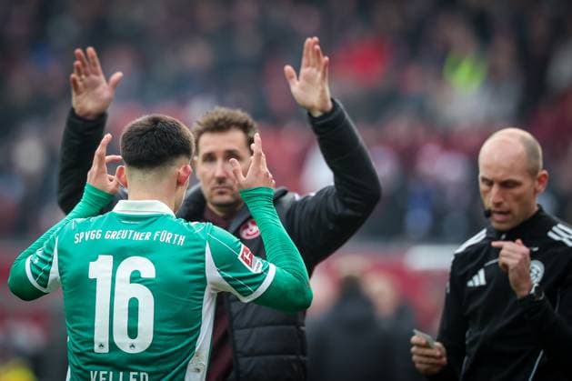 Aaron Keller 16 Spvgg Greuther Fuerth in the foreground and head coach Miroslave Klose 1 FC Nuernberg gesticulate, there is a throw-in, with fourth official Dominik Schaal, 1 FC Nuernberg vs Spvgg Greuther Fuerth, Football, 2 Bundesliga, DFL, Season 2025 2026, Hinrunde, 15 Matchday, 07 12 2025 DFB regulations prohibit any use of photographs as image sequences and or quasi video Nuernberg Bayern Germany Copyright: xkolbert-press MartinxAgüerax