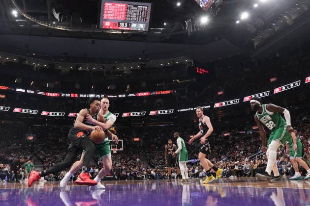 December 7, 2025, Toronto, On, CANADA: Toronto Raptors forward Scottie Barnes (4) drives past Boston Celtics forward Sam Hauser (30) during first half NBA, Basketball Herren, USA basketball action in Toronto on Sunday December 7, 2025. Scottie Barnes; Sam Hauser  - ZUMAc35_ 20251207_zaf_c35_075 Copyright: xChrisxYoungx
