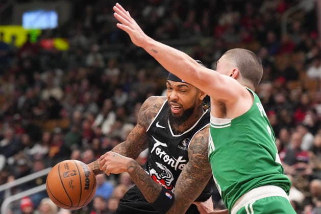 December 7, 2025, Toronto, On, CANADA: Toronto Raptors forward Brandon Ingram, left, drives at Boston Celtics guard Payton Pritchard during first half NBA, Basketball Herren, USA basketball action in Toronto on Sunday December 7, 2025. Brandon Ingram; Payton Pritchard  - ZUMAc35_ 20251207_zaf_c35_077 Copyright: xChrisxYoungx
