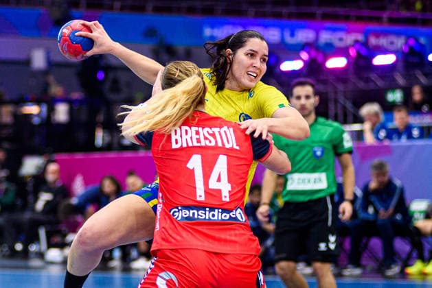 DORTMUND, GERMANY - 7 DECEMBER, 2025: Guarieiro Giulia, Breistol Kristine - Women s Handball World Championship, WM, Weltmeisterschaft 2025 Norway vs Brazil at Westfallenhalle.  Copyright: xVitaliixKliuievx