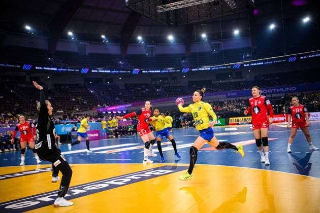 DORTMUND, GERMANY - 7 DECEMBER, 2025: Fais Munhoz Araujo Larissa, in attack, wing - Women s Handball World Championship, WM, Weltmeisterschaft 2025 Norway vs Brazil at Westfallenhalle.  Copyright: xVitaliixKliuievx
