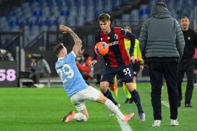 CALCIO - Serie A - SS Lazio vs Bologna FC Bologna s Juan Miranda and Lazioâ??s Manuel Lazzari during the Italian Football Championship League A 2025 2026 match between SS Lazio vs Bologna FC at the Olimpic Stadium in Rome on 07 December 2025. Rome Italy  Copyright: xIPAxSport ABACAx
