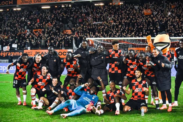 FOOTBALL : FC Lorient vs Olympique Lyonnais - Ligue 1 - JournÃ e 15 - 07 12 2025 Joie des joueurs Loriente apres la victoire contre l™OL LorientFrance  Copyright: xBaptistexAutissierx