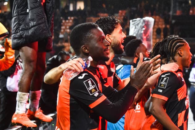 FOOTBALL : FC Lorient vs Olympique Lyonnais - Ligue 1 - JournÃ e 15 - 07 12 2025 Joie des joueurs Loriente apres la victoire contre l™OL LorientFrance  Copyright: xBaptistexAutissierx