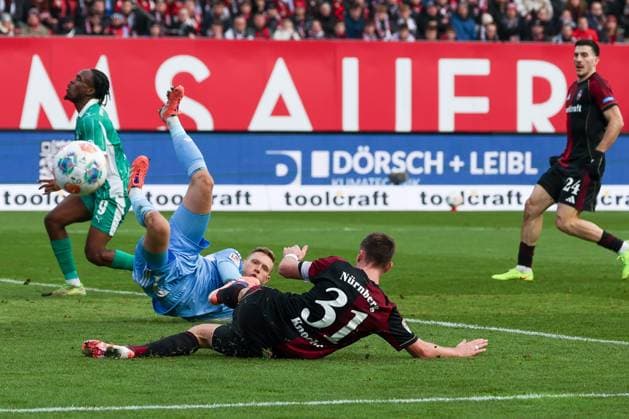 Robin Knoche 31 1FC Nuernberg blocks a Fuerth cross, causing the disappointed Noel Futkeu 9 Spvgg Greuther Fuerth to miss a chance, 1 FC Nuernberg vs Spvgg Greuther Fuerth, Football, 2 Bundesliga, DFL, Season 2025 2026, Hinrunde, 15 Matchday, 07 12 2025 DFB regulations prohibit any use of photographs as image sequences and or quasi video Nuernberg Bayern Germany Copyright: xkolbert-press MartinxAgüerax