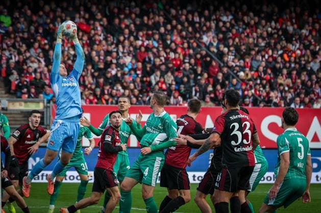 Jan Reichert 1 1FC Nuernberg fengt eine Ecke ab, 1 FC Nuernberg vs Spvgg Greuther Fuerth, Fußball, 2 Bundesliga, DFL, Saison 2025 2026, Hinrunde, 15 Spieltag, 07 12 2025 DFB regulations prohibit any use of photographs as image sequences and or quasi video Nuernberg Bayern Germany Copyright: xkolbert-press MartinxAgüerax