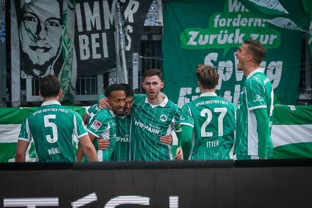 Aaron Keller 16 Spvgg Greuther Fuerth , center, is hugged by Julian Green 37 Spvgg Greuther Fuerth and Branimir Hrgota 10 Spvgg Greuther Fuerth after his goal for 2 2, cheering with Reno Muenz 5 Spvgg Greuther Fuerth , Luca Itter 27 Spvgg Greuther Fuerth and Philipp Ziereis 4 Spvgg Greuther Fuerth , 1 FC Nuernberg vs Spvgg Greuther Fuerth, Football, 2 Bundesliga, DFL, Saison 2025 2026, Hinrunde, 15 Spieltag, 07 12 2025 DFB regulations prohibit any use of photographs as image sequences and or quasi video Nuernberg Bayern Germany Copyright: xkolbert-press MartinxAgüerax