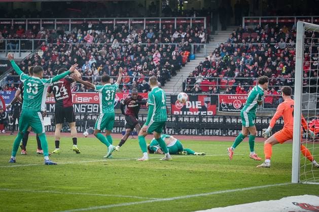 A goal kick by Mohamed Ali Zoma 23 1FC Nuernberg goes into the goal, but is disallowed due to previous foul play, with Timo Schlieck 21 Spvgg Greuther Fuerth , 1 FC Nuernberg vs Spvgg Greuther Fuerth, Football, 2 Bundesliga, DFL, Season 2025 2026, Hinrunde, 15 Matchday, 07 12 2025 DFB regulations prohibit any use of photographs as image sequences and or quasi video Nuernberg Bayern Germany Copyright: xkolbert-press MartinxAgüerax