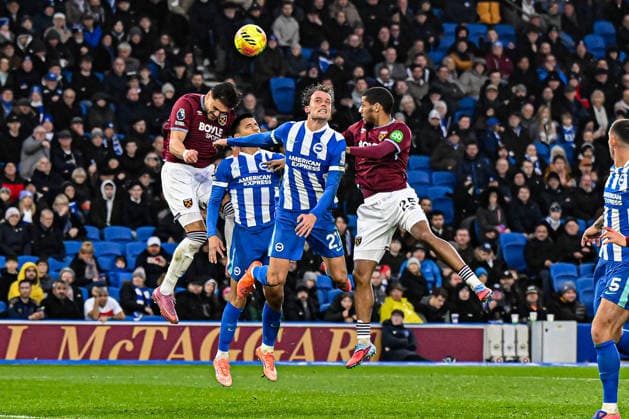 Brighton & Hove Albion v West Ham United - Premier League Konstantinos Mavropanos of West Ham challenges for the ball in the air during the Premier League match between Brighton and Hove Albion and Aston Villa at the American Express Community Stadium in Brighton and Hove, on December 7, 2025. Brighton and Hove East Sussex United Kingdom  Copyright: xMIxNewsx originalFilename:fletcher-brighton251207_npE86.jpg