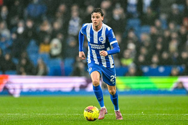 Brighton & Hove Albion v West Ham United - Premier League Maxim De Cuyper of Brighton & Hove Albion goes forward with the ball during the Premier League match between Brighton & Hove Albion and Aston Villa at the American Express Community Stadium in Brighton and Hove, on December 7, 2025. Brighton and Hove East Sussex United Kingdom  Copyright: xMIxNewsx originalFilename:fletcher-brighton251207_npkln.jpg